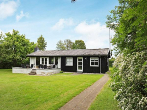 Contemporary Holiday Home in Dronningmolle with Garden in Dronningmølle